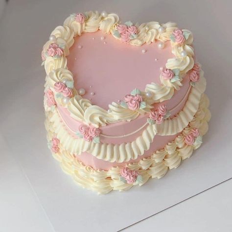 Heart Shaped Cakes Pink, Heart Shaped Cakes Aesthetic, Heart Cake With Flowers, White Heart Shaped Cake, Heart Birthday Cake Ideas, Heart Shaped Cake Ideas, Cake Ideas Heart, Heart Shaped Cakes Birthday, Aesthetic Heart Cake