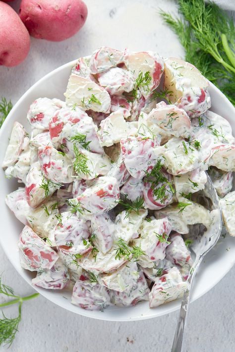 Overhead shot of creamy dill potato salad in a white serving bowl. Easy Salad Recipes Healthy, Salad Recipes With Chicken, Sour Cream Potato Salad, Salad Recipes Easy, Dill Potato Salad, Red Skin Potato Salad, Red Potato Salad Recipe, Salad Recipes Healthy, Dill Potato