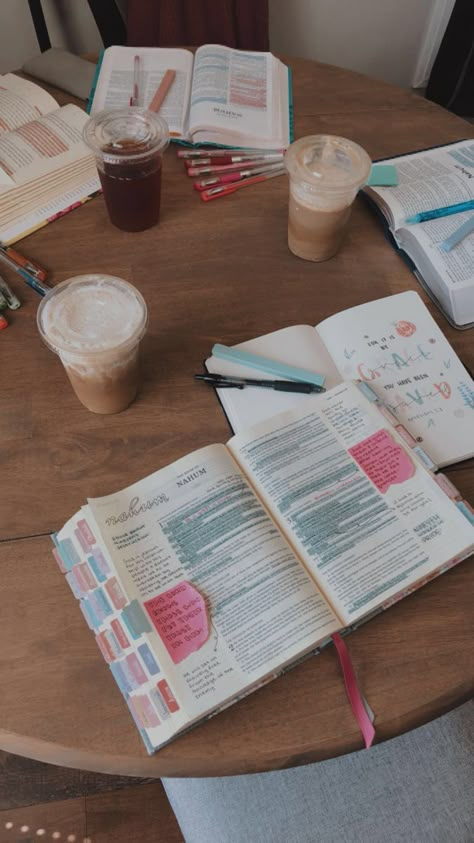 Bible Study Photo, Small Group Bible Study Aesthetic, Bible Study Date Ideas, Bible Study Date Aesthetic, Group Bible Study Aesthetic, Bible Study Group Aesthetic, Summer Study Aesthetic, Bible Reading Aesthetic, Bible Date