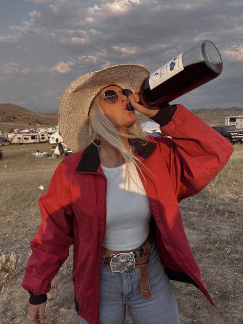 Retro Western Outfits, Lesbian Cowboy, Western Photoshoot Outfits, Boujee Western, Western Influencer, Western Aesthetic Outfits, Vintage Western Outfits, Summer Western Outfits, Punchy Western Outfits