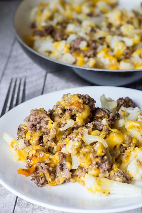 Cauliflower Ground Beef Hash - an easy, cheesy low carb dish! Beef Meals, Healthy Ground Beef, Ground Beef Recipes Healthy, Beef Hash, Lean And Green Meals, Easy Cheesy, Low Carb Dinner, Diet Keto, Low Carb Keto Recipes