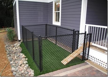 10 Creative Dog Pen Ideas - Paperblog Dog Run Small Backyard, Small Backyard Dog Area, Small Dog Fence Ideas, Fenced Dog Area In Backyard, Fenced In Dog Area, Dog Fence Ideas Backyards, Dog Areas In Backyard, Dog Run Ideas Backyard, Backyard Dog Run