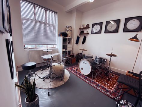 A.M Drums Studio, Video & In-person Drum Lessons. For more info please check out website.  Thanks! Drum Set Room, Drum Kit Room Ideas, Drumset In Bedroom Ideas, Music Room With Drums, Drums Room, Drums Bedroom, Garage Drum Studio, Small Drum Room, Drumset In Living Room