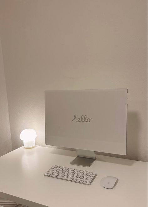 I Mac Aesthetic, Desk Accessories Aesthetic, Imac Aesthetic, Imac Office, Highschool Goals, Imac Desk, Imac Desk Setup, Apple Set, Silver Desk