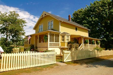 A very vibrant picture of the Kent family farm house👌🏻 Chris Kent, Lois And Clark Smallville, Smallville Quotes, Celeb Homes, Kent Family, Kent Farm, Kent Homes, Beatrice Borromeo, Farm Projects