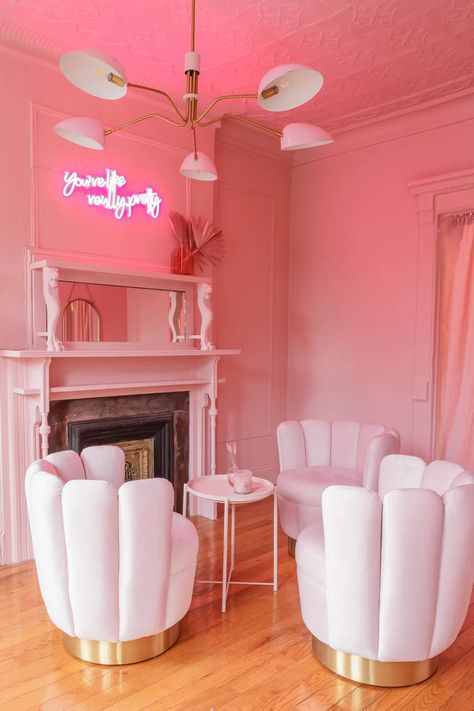 Pink Podcast Setup, Girly Podcast Aesthetic, Pink Podcast Studio, Pink Podcast Aesthetic, Girly Podcast, Podcast Studio Design Home, Podcast Aesthetic Studio, Podcast Aesthetics, Pink Makeup Room