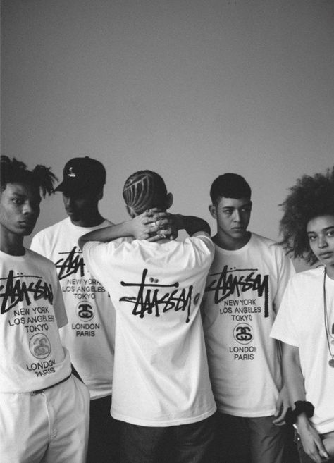 #stussy #photography Streetwear Photoshoot Ideas, Streetwear Photoshoot, T-shirt Photography, Tshirt Photography, Mode Editorials, 사진 촬영 포즈, Studio Photoshoot, Foto Poses, Photoshoot Concept