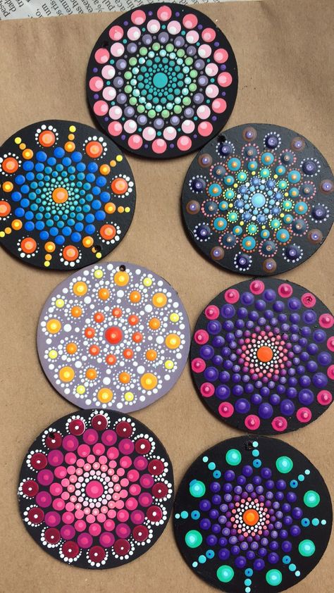 Mandala Painted Rocks, Mandala Rock Art, Cd Crafts, Cd Art, Mandala Art Lesson, Rock Painting Patterns, Mandala Artwork, Mandala Rocks, Wallpaper Tumblr