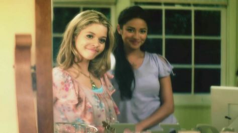 Alison Dilaurentis & Emily Fields flashback Pll Season 1, Alison Pretty Little Liars, Pll Cast, Alison Dilaurentis, Emily Fields, Aria Montgomery, Spencer Hastings, Blogger Girl, Just Girly Things