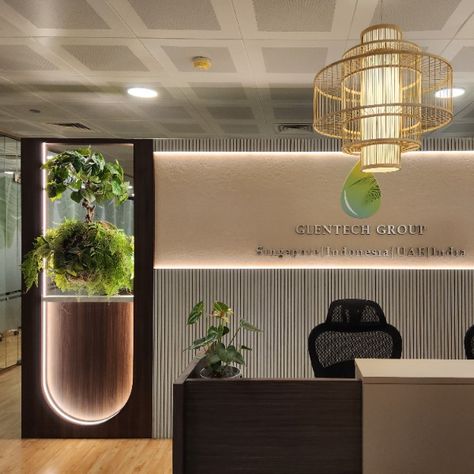 SID is happy to complete an office in JLT for a client who has gone beyond traditional elements and made a bold move by exploring Biophilia in interiors, A refreshing backdrop of greens amongst the concrete chaos, right there to receive you!
#BiophiliaEssence #NaturalIncorporation #GlassAndFrosting #NatureInspiredDesign #GreenSpacesInside #BiophilicInteriors #BringingNatureIn #DesigningWithNature #SustainableSpaces #BiophilicIntegration Office Reception Area Design, Biophilic Office, Reception Area Design, Trunk Side Table, Cabin Office, Office Reception Area, Reception Backdrop, Reception Counter, Biophilic Design