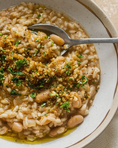 Bean Risotto, Canellini Beans, Cannellini Beans Recipes, Vegetarian Risotto, Crispy Garlic, Risotto Rice, Northern Beans, Great Northern Beans, Risotto Recipes