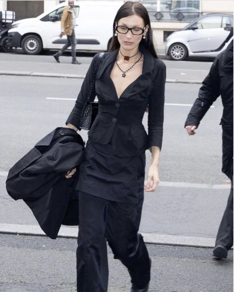 Black Glasses Outfit, Office Siren Aesthetic, Skirt Over Pants, Geek Chic Outfits, Corp Core, Total Black Look, Siren Core, Glasses Outfit, Geek Chic Fashion