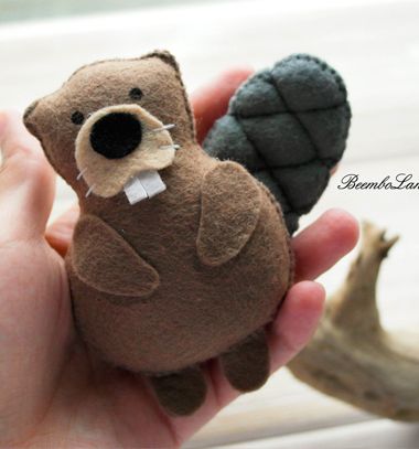 Little felt beaver (free sewing pattern) // Kicsi filc hód figura (ingyenes szabásminta) // Mindy - craft tutorial collection // #crafts #DIY #craftTutorial #tutorial Felt Patterns Free, Felt Tutorial, Woodland Creatures Baby Shower, Felt Ornaments Patterns, Tutorial Sewing, Felt Animal Patterns, Toy Sewing, Felt Crafts Patterns, Crafts Sewing Patterns