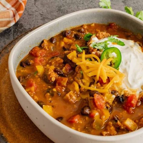 Easy Dutch Oven Chili Recipe: Stovetop or Campfire Dutch Oven Turkey, Campfire Dutch Oven Recipes, Dutch Oven Chili Recipe, Oven Turkey, Dutch Oven Chili, Dutch Oven Beef, Chili Recipe Stovetop, Turkey Chilli, Chili Con Carne Recipe