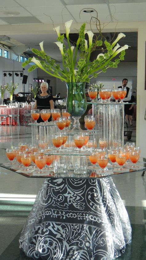 Signature cocktail-great way to set up drinks! Drink And Dessert Table Set Up, Drink Table Ideas Beverage Stations, Drink Table Party, Drink Display For Party, Champagne Centerpiece, Entrance Tables, Drinks Display, Wedding Drink Station, Cocktail Party Decor