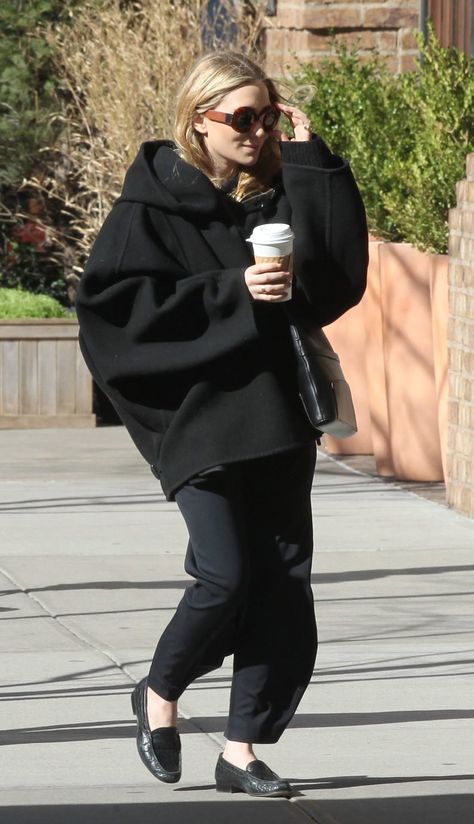 Mary-Kate and Ashley Own More Practical Shoes Than You Could Possibly Imagine Mary Kate Olsen Style, Ashley Olsen Style, Olsen Style, Olsen Fashion, Olsen Twins Style, Fashion Gone Rouge, Kate Olsen, Culture Fashion, Mary Kate Ashley