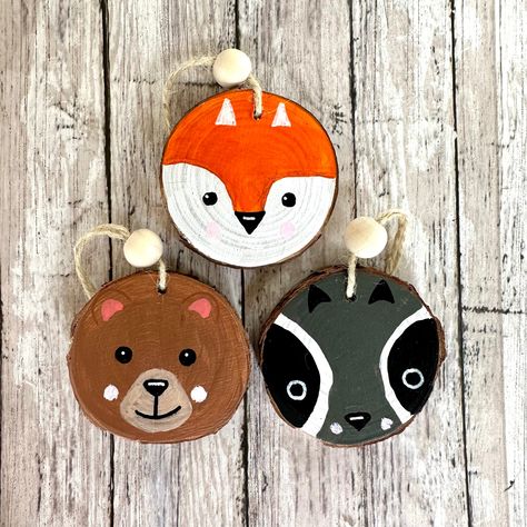 Wood Discs Crafts, Diy Woodland, Turkey Crafts, Acrylic Paint On Wood, Wood Slice Art, Wood Slice Ornament, Wood Christmas Ornaments, Hand Painted Ornaments, Animal Ornament