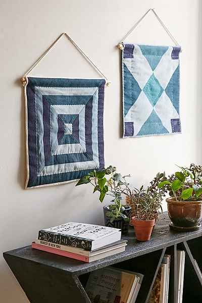 Upcycling, Quilt Display, Quilted Wall Hanging, Hanging Quilts, Paper Wall Hanging, Macrame Wall Hanging Diy, Bedroom Quilts, Wall Hanging Crafts, Wall Quilts