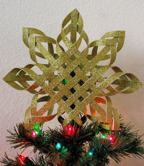 Woven Paper Tree Topper - Happiness is Homemade Diy Tree Topper, Diy Christmas Star, Jul Diy, Recycled Christmas, Toppers Diy, Diy Christmas Tree Topper, Inexpensive Christmas, Star Tree, Star Tree Topper