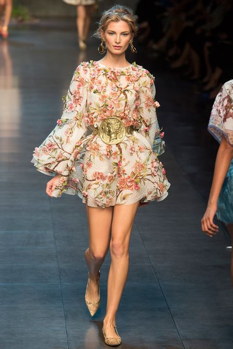 Dolce & Gabbana Spring 2014 Ready-to-Wear Collection | Vogue Orchid Dress Outfit, Ellie Saab, Evening Outfit, Boss Life, Fashion Cartoon, Outfits Chic, Fashion Week Runway, Floral Fashion, Dolce E Gabbana