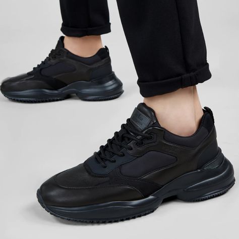 Cette sneaker audacieuse et futuriste combine look oversize et sensation ultra-légère.      -Chaussure Hogan -Basket monochrome -Modèle Interaction -Fabriqué... Sneakers Noir, Basket Noir, Hogan Sneakers, Black Sneakers, Black Sneaker, All Black Sneakers, All Black, Baskets, Sneakers