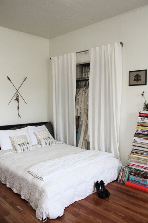 studio apartment configuration--bed almost right next to the closet, books stacked with a vase on top. #cute Studio Flats, Ideas Armario, Hostel Room, Closet Curtains, No Closet Solutions, Studio Apartments, غرفة ملابس, Tiny Bedroom, Vintage Studio