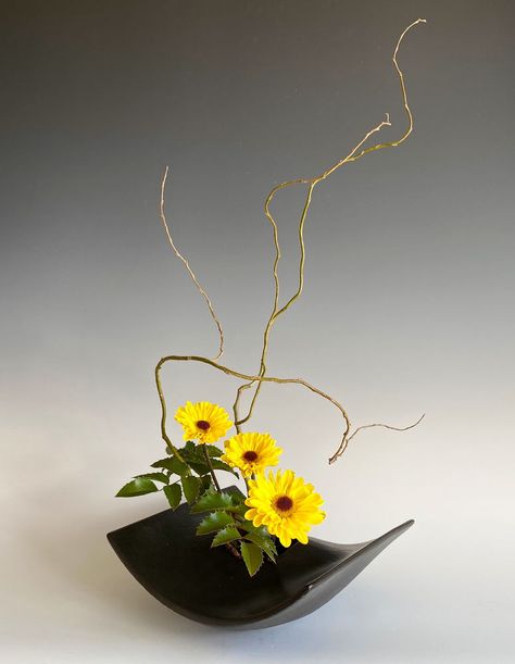 Ikebana Sogetsu, Sogetsu Ikebana, Ikebana Flower, Ikebana Arrangements, Ikebana Flower Arrangement, Stargazer Lily, Ikebana Vases, Japanese Flowers, Flower Arranging