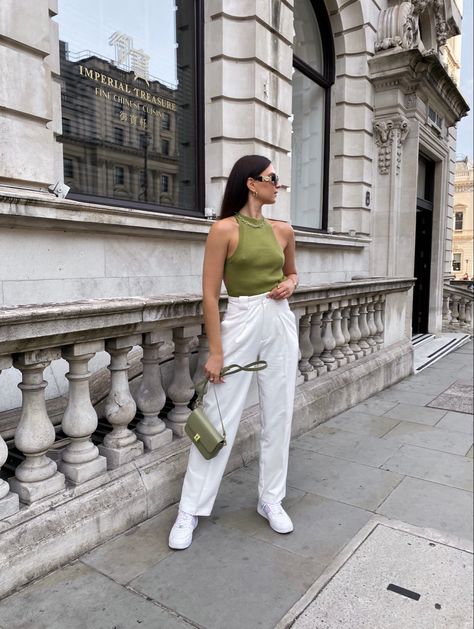 White Trousers Aesthetic, Olive And White Outfit, Green Top White Pants Outfit, Olive Bag Outfit, Olive Green Bag Outfit, Olive Green And White Outfit, Olive Green Top Outfit, Green Bag Outfit, Outfit Verde