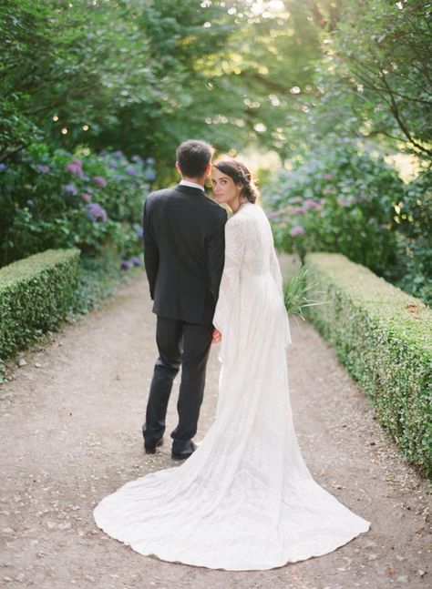 Fine Art Wedding Portraits, Wedding Garden Photography, Wedding Photo Ideas Garden, Wedding Photo Garden, Garden Wedding Pictures, Garden Wedding Portraits, Wedding Photography Garden, Wedding Photos Garden, Wedding Photos Film