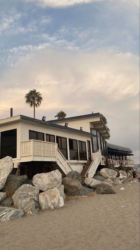 House On The Beach, Heart Bones, Malibu Rising, Malibu House, Beach House Aesthetic, Malibu Beach House, Dream Beach Houses, American House, Malibu Beaches