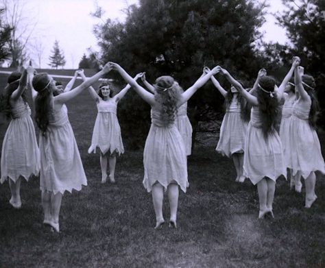 forest dancers Sullen Girl, Arte Occulta, Sacred Circle, Sup Yoga, Vintage Witch, Season Of The Witch, Beltane, Witch Aesthetic, Witchy Woman