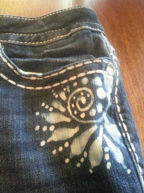 I've been obsessed by what folks have been doing with Clorox bleach pens and knew I had to give it a try myself.  Pintress has pins of a b... Bleach Jeans Diy Denim, How To Bleach Jeans, Bleach Pen Designs, Bleach Jeans Diy, Bleach Jeans, Bleaching Clothes, Jeans Tutorial, Clorox Bleach, Bleach Pen