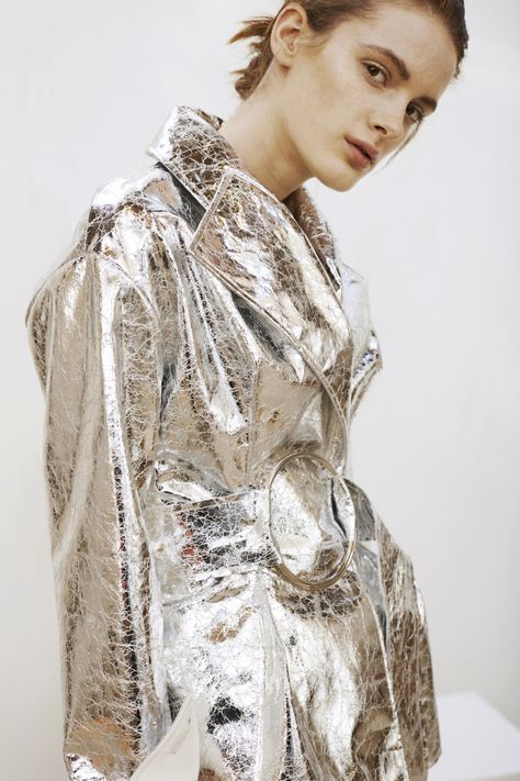 Contemporary Fashion - cracked silver coat; metallic fashion details // Rejina Pyo Fall 2016 Rejina Pyo, Couture Mode, Metal Fashion, Futuristic Fashion, Silver Coat, Ex Machina, Komplette Outfits, Shiny Silver, Fashion Details