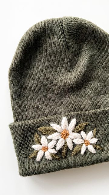 Chunky Yarn Embroidery, Diy Embroidered Beanie, Beanie With Embroidery, Embroidered Beanie Diy, Beanie Embroidery Ideas, Wildflower Crafts, Embroidered Gifts Ideas, Embroidered Sweatshirt Diy, Chunky Embroidery