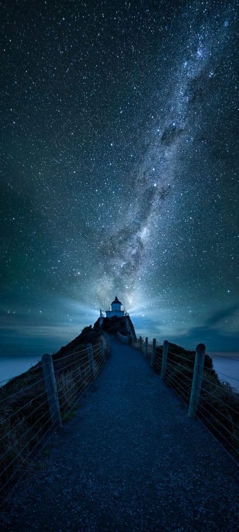 One of the most famous and iconic landforms in the region of Otago in New Zealand with a magnificent view. | locationscout.net New Zealand At Night, New Zealand Picture Ideas, New Zealand Travel Aesthetic, Nz Aesthetic, Nee Zealand, New Zealand Aesthetic, New Zealand Summer, New Zealand Photography, New Zealand Nature