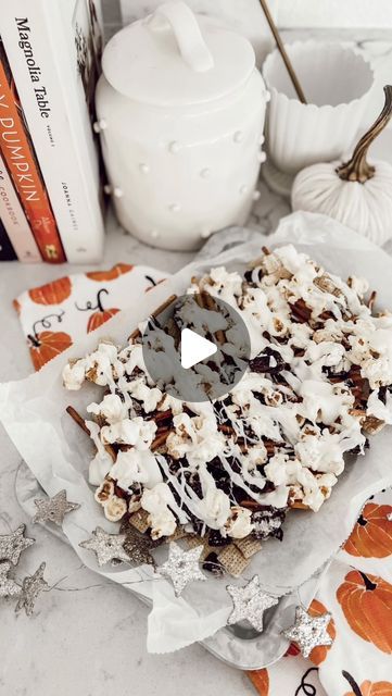 JAMIE THORPE | HOME DECOR | COASTAL LIVING | SHOPPING FINDS on Instagram: "POPCORN BARK (This stuff is so good 🤤 ) 

Directions:
1. On parchment paper spread a layer of Chex
cereal and pretzels
2. Melt white chocolate chips and drizzle on top.
3. Next add a layer of popcorn and crushed
• Oreos
• Candy or sprinkles (optional)
4. Drizzle another layer of your melted white chocolate chips. 
5. Let sit until your drizzle hardens and then break apart and ENJOY!🎃🍂✨" Chocolate Chip Popcorn, Melt White Chocolate Chips, Popcorn Bark, Pretzel Bark, Melted White Chocolate, Home Decor Coastal, Chex Cereal, Crushed Oreos, Melting White Chocolate