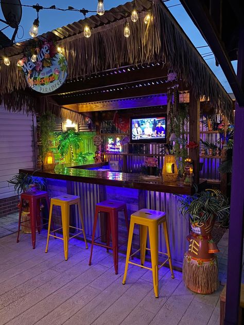 Tiki Bar Ideas, Beach Theme Backyard, Tiki Bars Backyard, Pool Bar Ideas, Patio Redo, Tiki Bars Diy, Tikki Bar, Boho Outdoor Space, Outdoor Tiki Bar