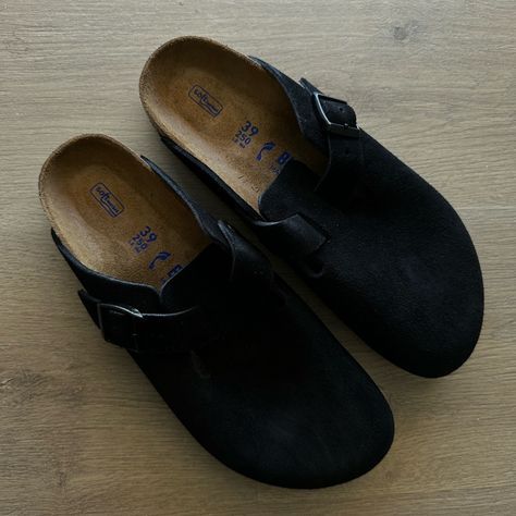 Birkenstock Soft Footbed Clog Black Suede New Size 39 Birkenstock Clogs Colors, Birkenstock Clogs Black, Black Birkenstock Clogs Outfit, Black Birkenstock Outfit, Black Birkenstock Clogs, Birkenstock Clogs Outfit, Black Birkenstocks, Shoe Aesthetic, Birkenstock Clogs