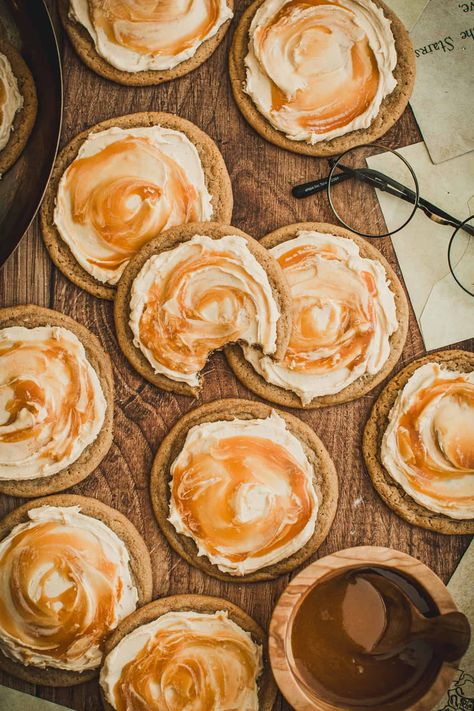 Beer Butter Cookies, Harry Potter Butterbeer Cookies, Butter Beer Cookies Harry Potter, Butterbeer Cookies Recipes, Harry Potter Butter Beer Cookies, Harry Potter Christmas Cookies, Harry Potter Baked Goods, Harry Potter Cakepops, Harry Potter Dessert Ideas