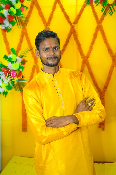 sahibganj jharkhand Haldi Pic Boy, Haldi Pose For Groom, Boy Haldi Photography, Groom Haldi Poses, Dulha Photo, Groom Haldi Photoshoot, Haldi Boy, Haldi Stills, Haldi Pic