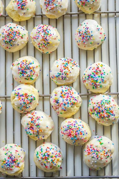 Best Italian Wedding Cookies, Italian Christmas Cookie Recipes, Wedding Cookies Recipe, Philadelphia Neighborhoods, Italian Wedding Cookies, Anise Cookies, Italian Almond Cookies, Italian Christmas Cookies, Italian Cookie Recipes