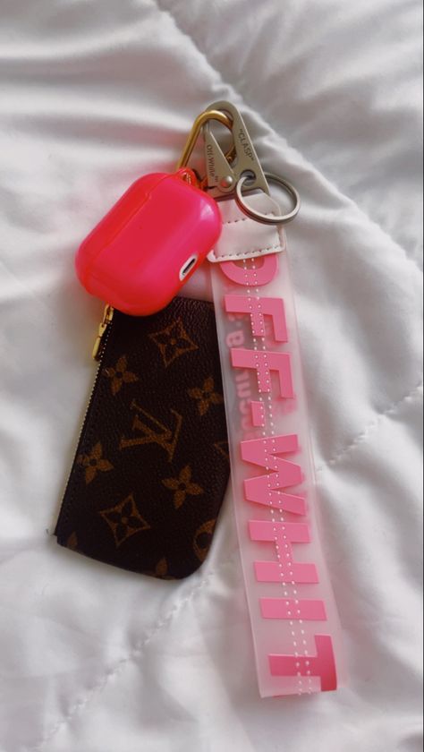 Preppy Keychain, Car Keychain Ideas, Preppy Car, Chains Aesthetic, Preppy Accessories, Preppy Backpack, Girly Car Accessories, Pink Keychain, Key Keychain