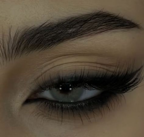 Cat Eye Makeup For Halloween, Arabic Cat Eye Makeup, Dark Mysterious Makeup, Dark Makeup For Green Eyes, Medusa Eye Makeup, Arab Eyeliner, Untouchable Makeup, Medusa Makeup Ideas, Foxy Eyes Make Up