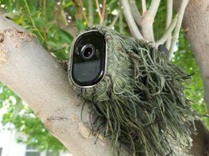 Hide security cameras in your front yard using these expert ideas and tips. Security Camera Hidden, Camera Ideas, كاميرات مراقبة, Home Security Tips, Security Cam, Wireless Home Security Systems, Best Home Security, Home Alarm, Wireless Home Security