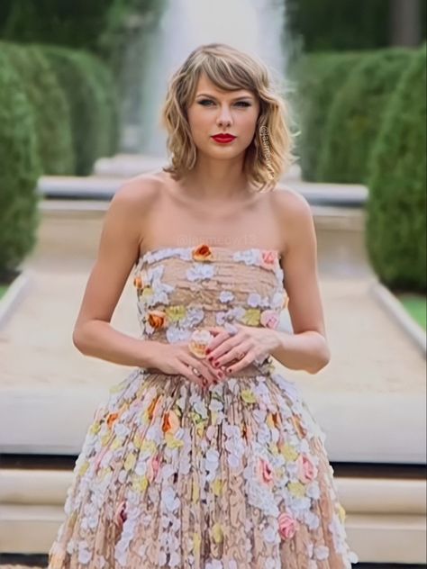 Taylor Swift Flower Dress, Taylor Swift High Quality Photos, Lover Photoshoot, Taylor Swift Costume, Photos Of Taylor Swift, Divorced Parents, High Quality Photos, Theo James, Taylor Swift 1989