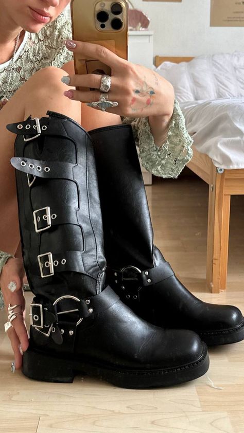 Biker Shoes Women Outfit, Biker Boots Aesthetic, Black Moto Boots Outfit, Alternative Boots, Biker Boots Outfit, Black Biker Boots, Cut Shoes, Shoe Inspo, Swag Shoes