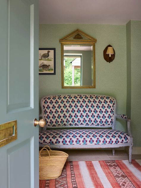 The deeply appealing Hampshire cottage of a former British Vogue staffer | House & Garden British Cottage Interior, English Cottage Living Room, British Cottage, Apartment Decorating On A Budget, Cottage Aesthetic, English Country Style, Cottage Living Rooms, Cottage Interior, House And Garden