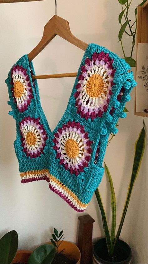 Crochet topgranny square Saltpoint.es Crochet Top With Granny Squares, Granny Squares Top, Granny Square Tops, Top Granny Square Crochet, Granny Square Top Pattern, Granny Square Crochet Top, Granny Square Crop Top, Boho Crochet Top, Granny Square Top