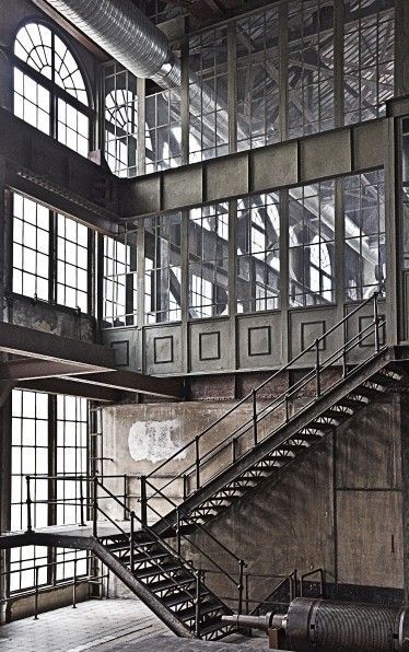 Interior Design Minimalist, Loft Interior, Metal Stairs, Industrial Building, Lots Of Windows, Interior Vintage, Industrial Architecture, Two Storey House, Old Factory