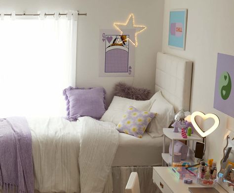 Lilac And White Room Ideas Bedrooms, White And Lavender Room Aesthetic, Lavender Bedroom Design, Lilac Purple Room Ideas, Dorm Room Ideas Lavender, Pastel Purple Aesthetic Room Ideas, Lavender Aesthetic Room Ideas, Aesthetic Lavender Room, Purple And White Room Aesthetic